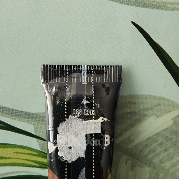 KVD Beauty Mini D83 COOL Lock It Full Coverage Matte Liquid Foundation - Picture 3 of 3